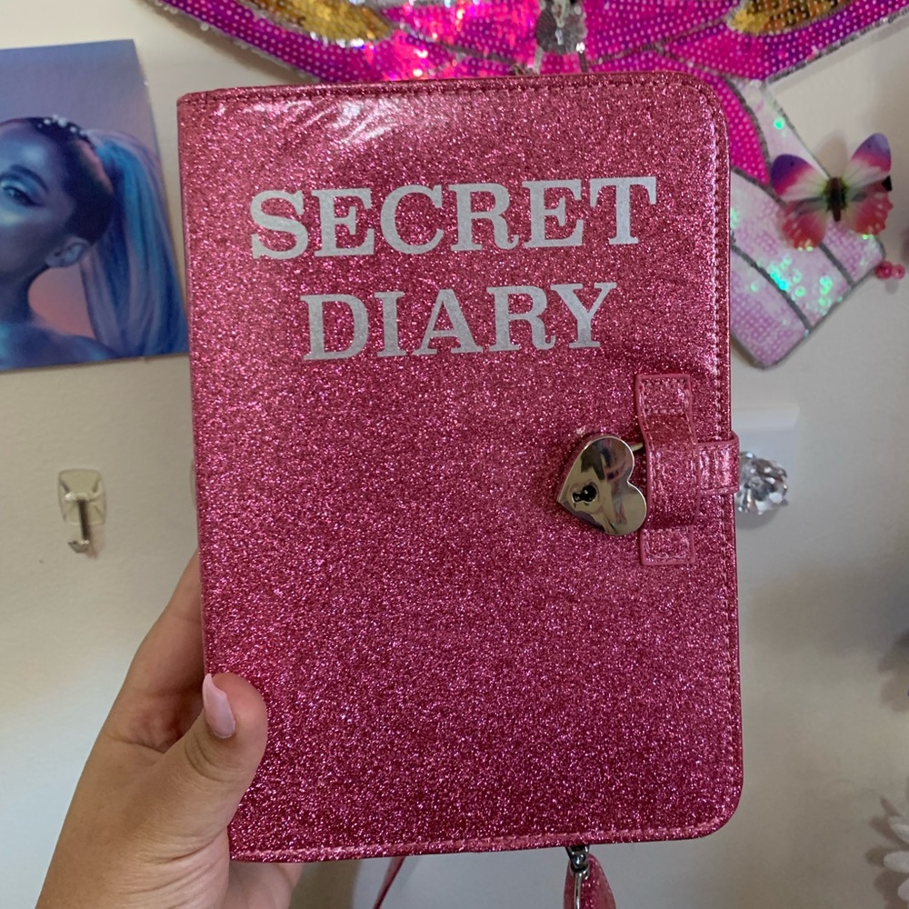 Sold out Sugar Thrillz
Guess My Secrets Glitter Purse